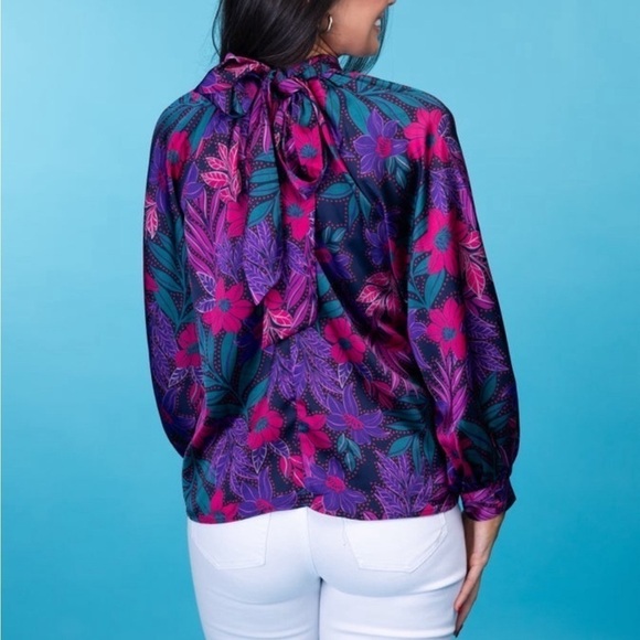 🆕💜Stunning Floral Blouse by Oddi - Picture 3 of 10